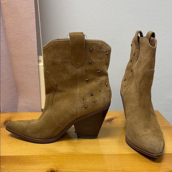Limelight Tan Ankle Booties with 3” Stacked Heel - Women’s Size 6 Heeled Boots - Picture 1 of 12